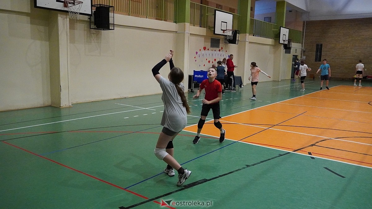 Walentynkowy turniej siatkówki w SP 5 [19.02.2025] - zdjęcie #68 - eOstroleka.pl
