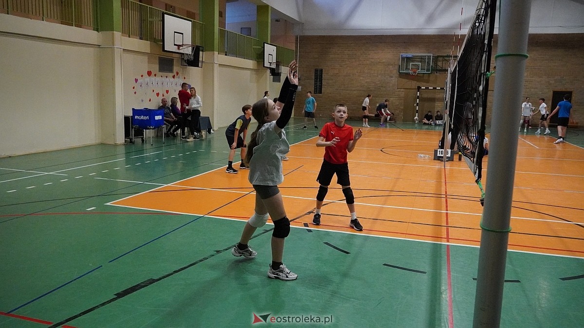 Walentynkowy turniej siatkówki w SP 5 [19.02.2025] - zdjęcie #66 - eOstroleka.pl