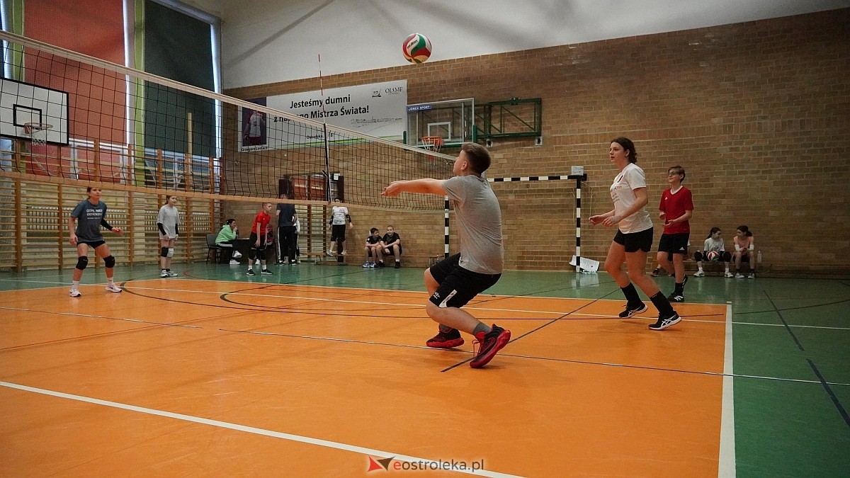 Walentynkowy turniej siatkówki w SP 5 [19.02.2025] - zdjęcie #65 - eOstroleka.pl