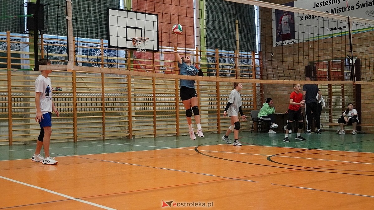 Walentynkowy turniej siatkówki w SP 5 [19.02.2025] - zdjęcie #62 - eOstroleka.pl