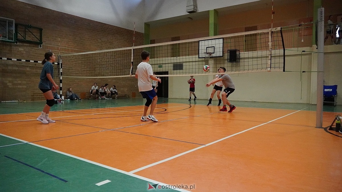 Walentynkowy turniej siatkówki w SP 5 [19.02.2025] - zdjęcie #59 - eOstroleka.pl