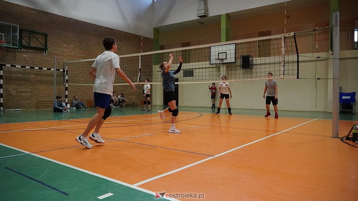 Walentynkowy turniej siatkówki w SP 5 [19.02.2025] - zdjęcie #58 - eOstroleka.pl