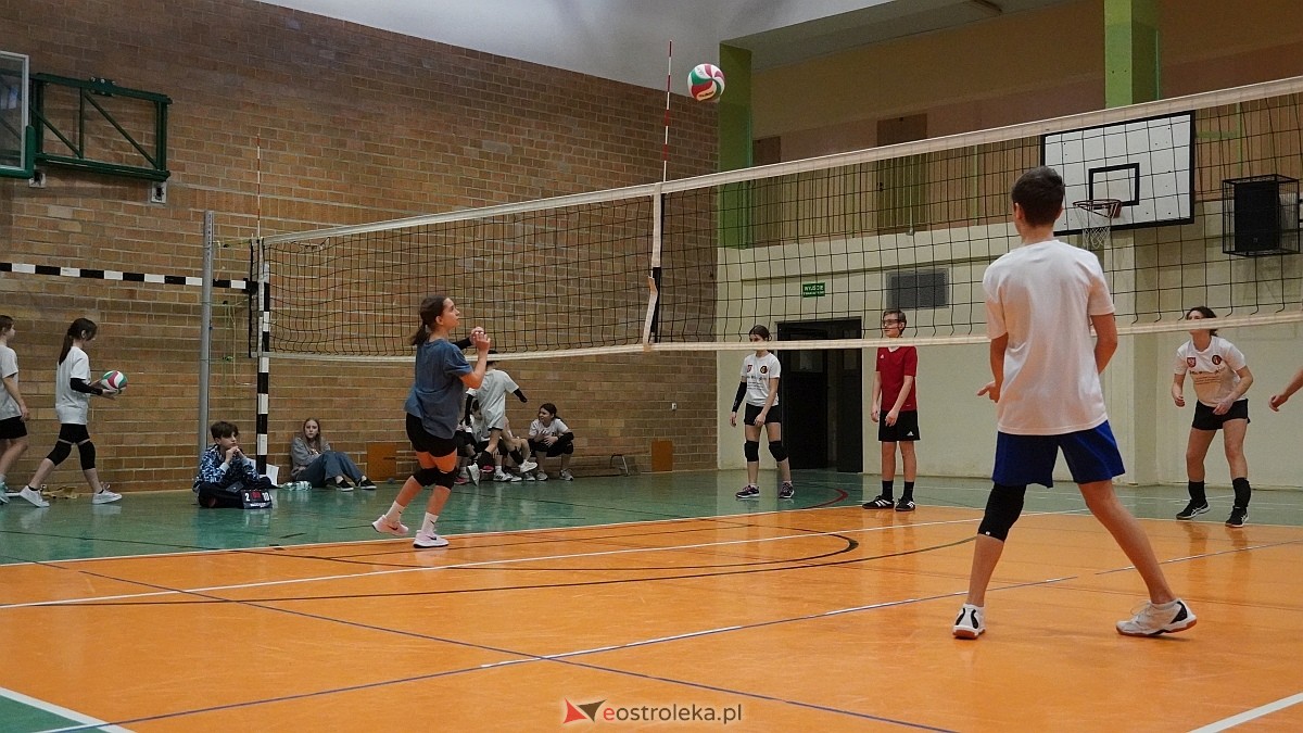 Walentynkowy turniej siatkówki w SP 5 [19.02.2025] - zdjęcie #53 - eOstroleka.pl