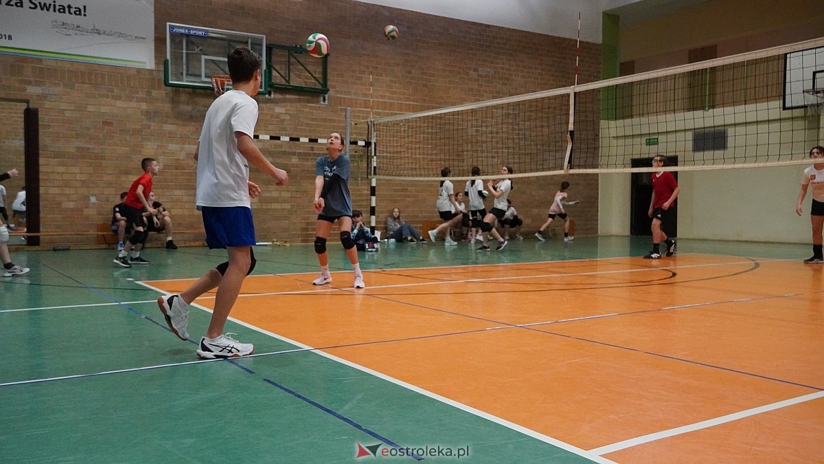 Walentynkowy turniej siatkówki w SP 5 [19.02.2025] - zdjęcie #50 - eOstroleka.pl
