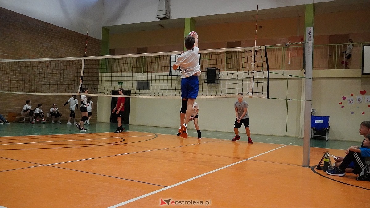 Walentynkowy turniej siatkówki w SP 5 [19.02.2025] - zdjęcie #49 - eOstroleka.pl