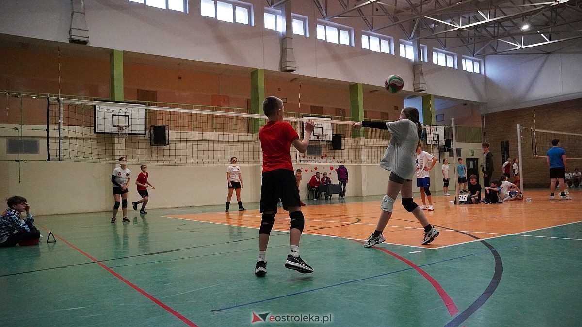Walentynkowy turniej siatkówki w SP 5 [19.02.2025] - zdjęcie #47 - eOstroleka.pl