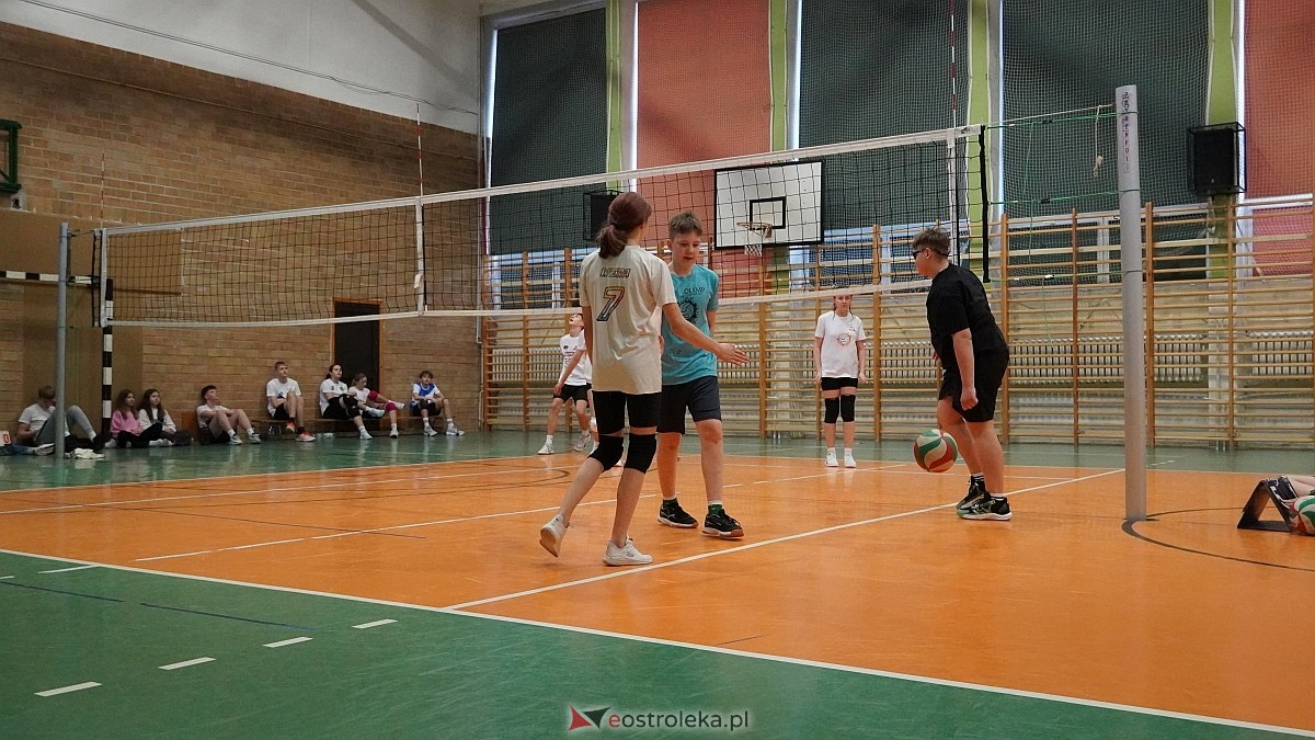 Walentynkowy turniej siatkówki w SP 5 [19.02.2025] - zdjęcie #41 - eOstroleka.pl