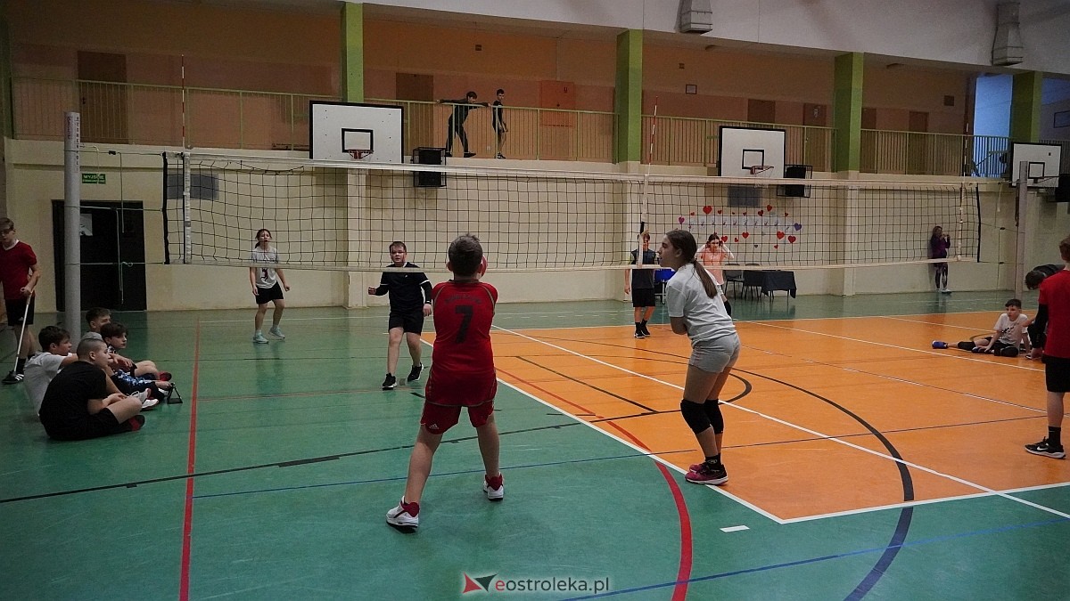 Walentynkowy turniej siatkówki w SP 5 [19.02.2025] - zdjęcie #19 - eOstroleka.pl