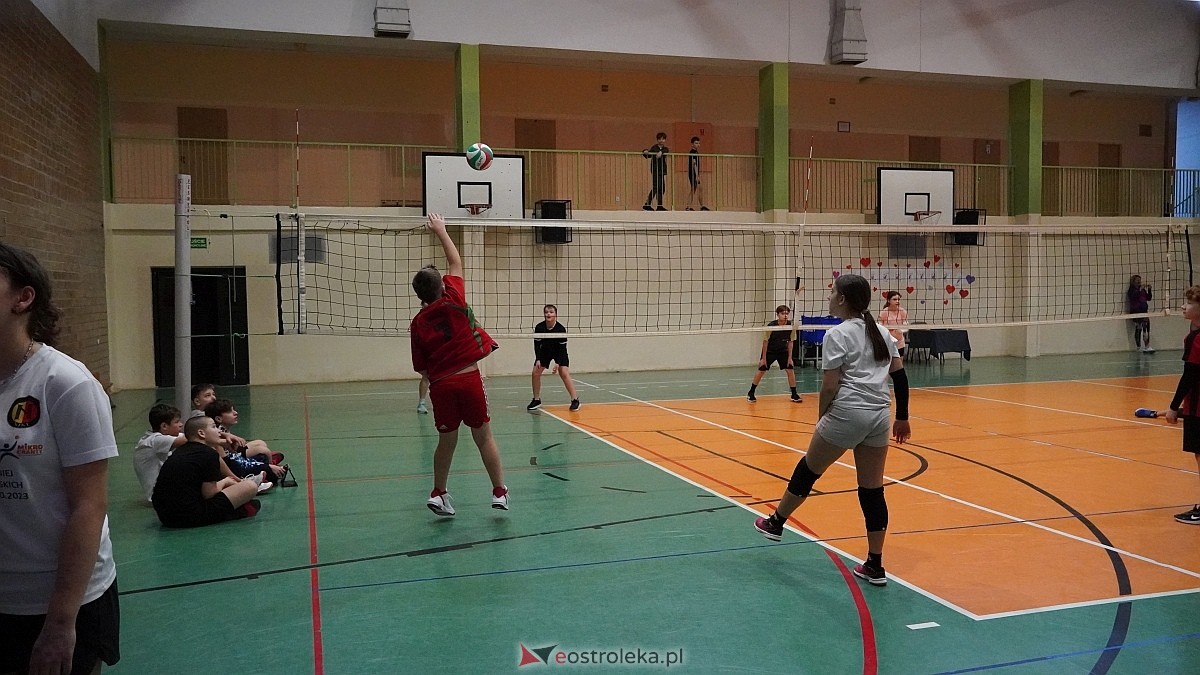 Walentynkowy turniej siatkówki w SP 5 [19.02.2025] - zdjęcie #17 - eOstroleka.pl
