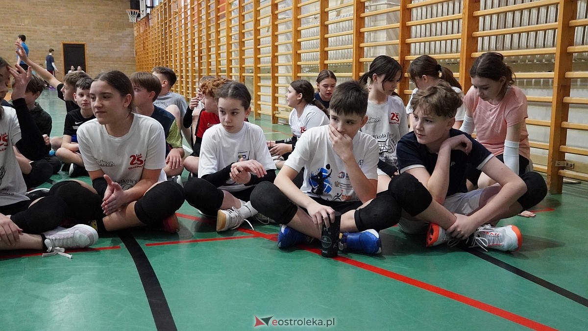 Walentynkowy turniej siatkówki w SP 5 [19.02.2025] - zdjęcie #7 - eOstroleka.pl