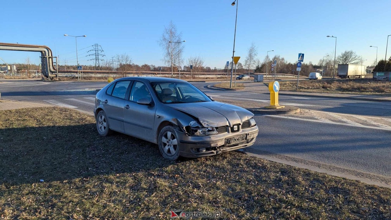 Wypadek na skrzyżowaniu Kołobrzeskiej i Bohaterów Westerplatte [20.02.2025] - zdjęcie #11 - eOstroleka.pl