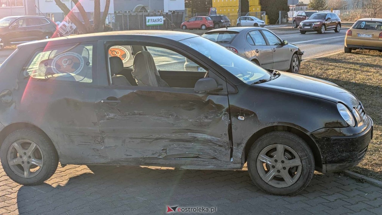 Wypadek na skrzyżowaniu Kołobrzeskiej i Bohaterów Westerplatte [20.02.2025] - zdjęcie #10 - eOstroleka.pl