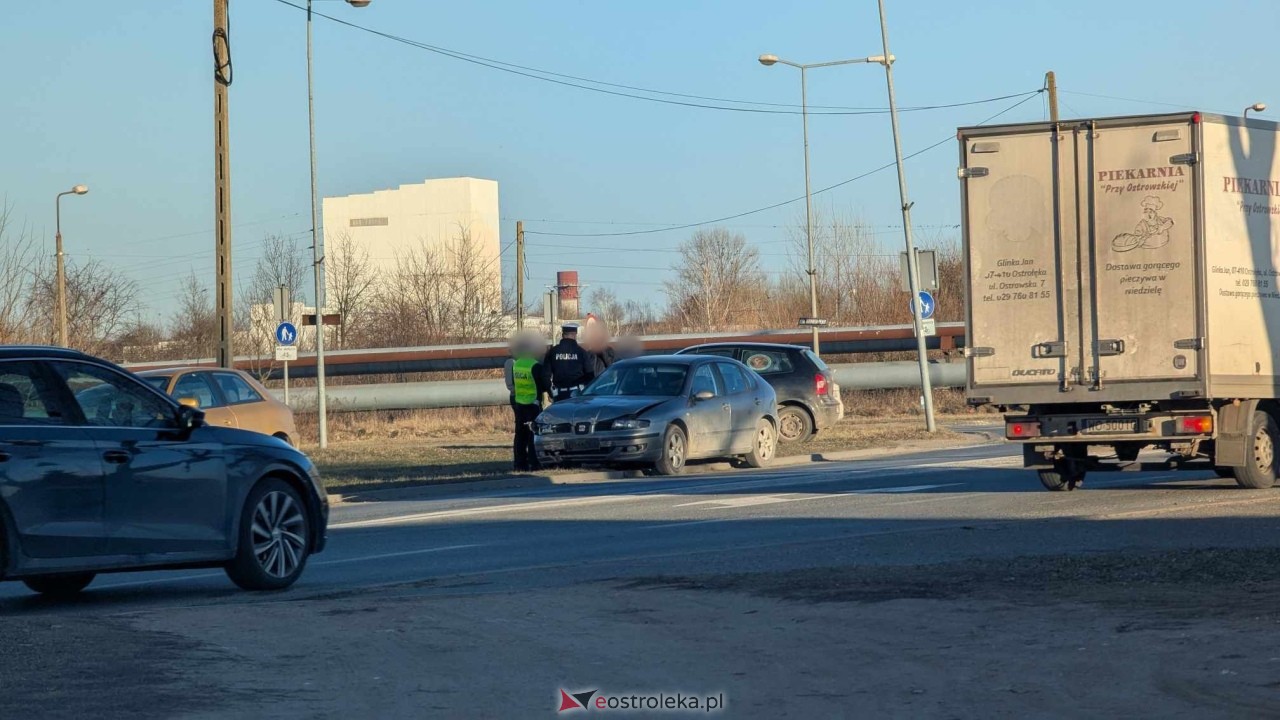 Wypadek na skrzyżowaniu Kołobrzeskiej i Bohaterów Westerplatte [20.02.2025] - zdjęcie #9 - eOstroleka.pl