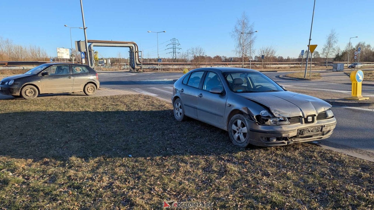 Wypadek na skrzyżowaniu Kołobrzeskiej i Bohaterów Westerplatte [20.02.2025] - zdjęcie #8 - eOstroleka.pl