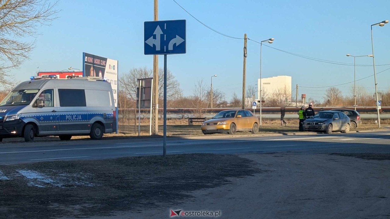 Wypadek na skrzyżowaniu Kołobrzeskiej i Bohaterów Westerplatte [20.02.2025] - zdjęcie #7 - eOstroleka.pl