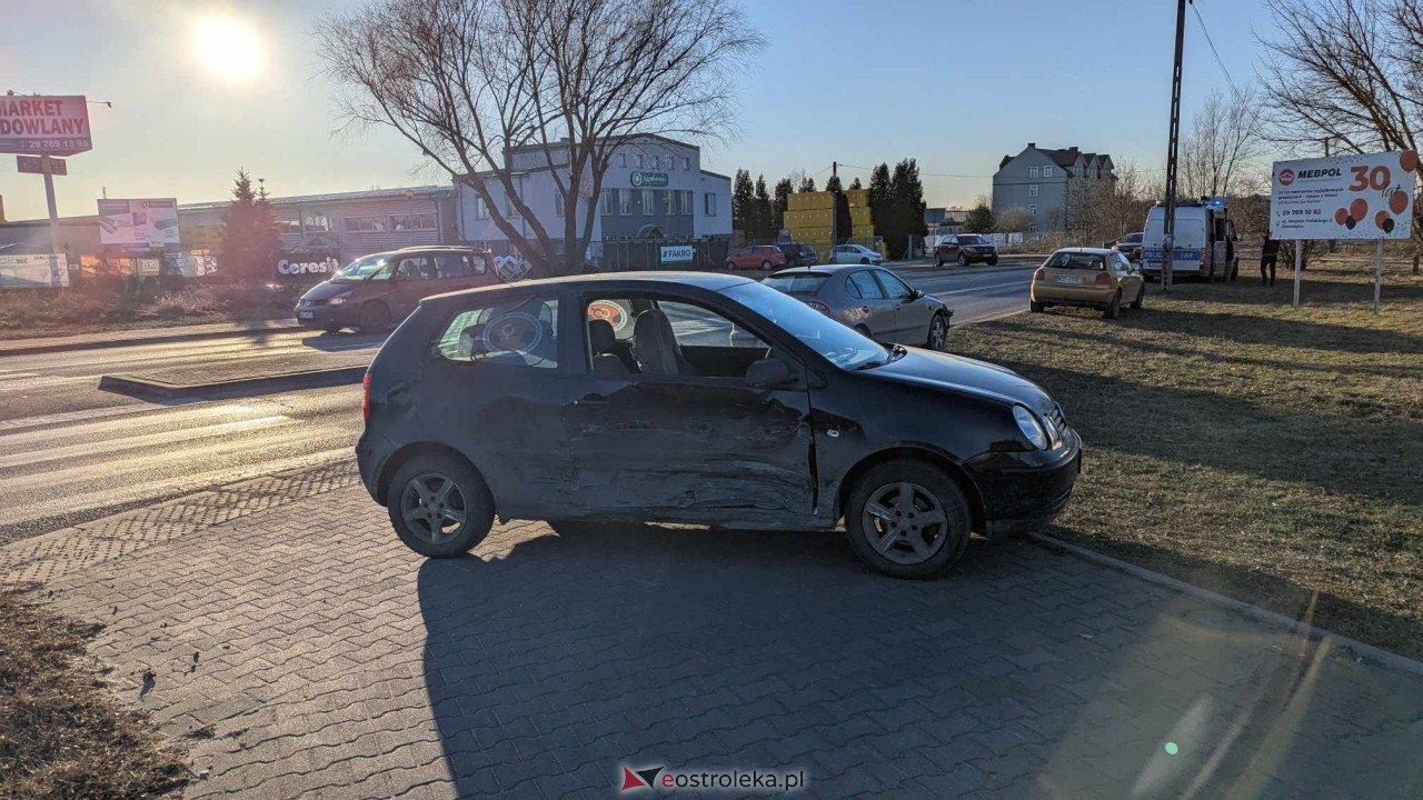 Wypadek na skrzyżowaniu Kołobrzeskiej i Bohaterów Westerplatte [20.02.2025] - zdjęcie #6 - eOstroleka.pl