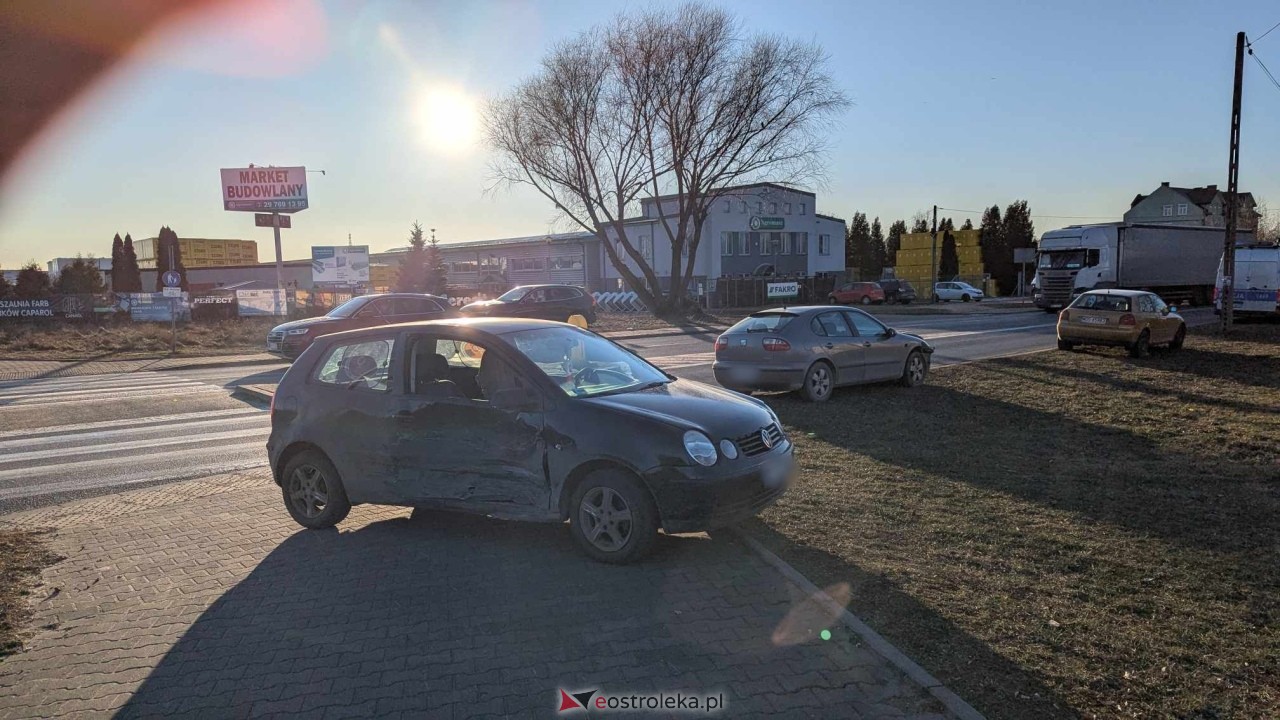 Wypadek na skrzyżowaniu Kołobrzeskiej i Bohaterów Westerplatte [20.02.2025] - zdjęcie #5 - eOstroleka.pl