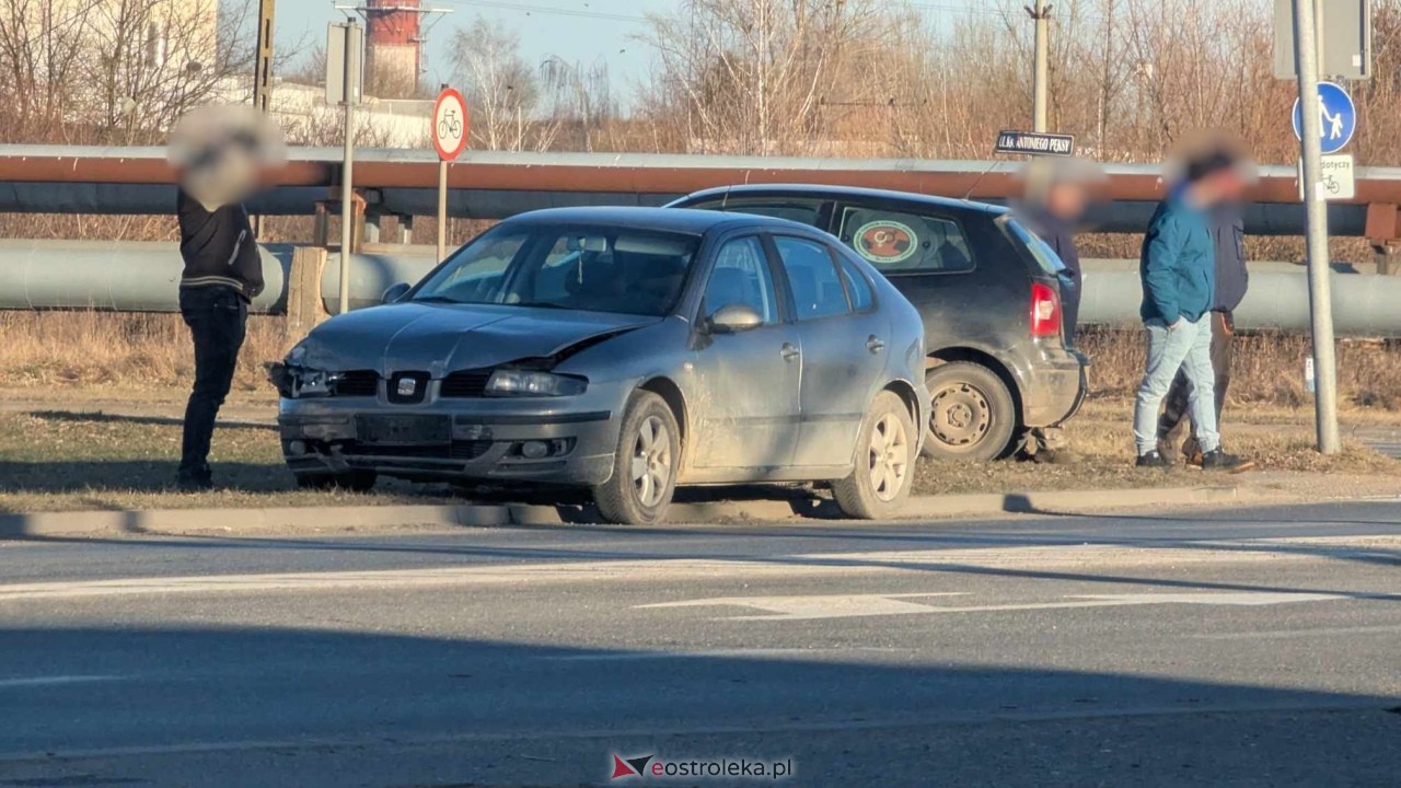 Wypadek na skrzyżowaniu Kołobrzeskiej i Bohaterów Westerplatte [20.02.2025] - zdjęcie #4 - eOstroleka.pl