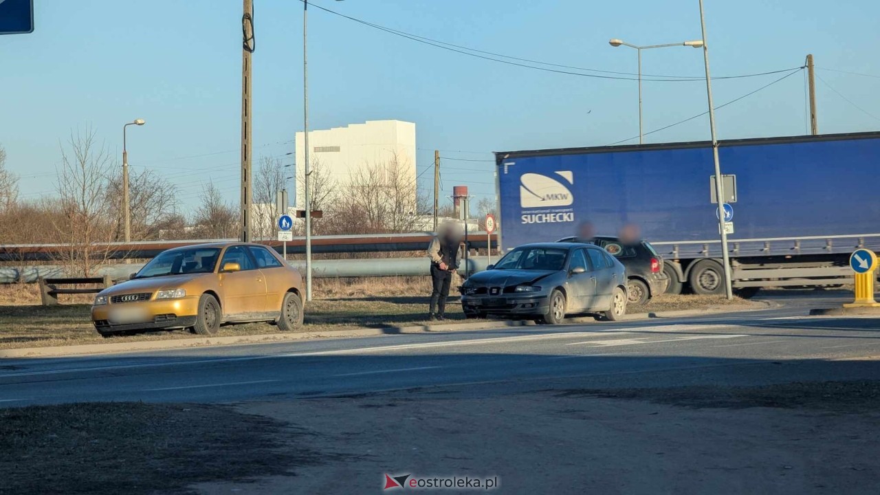 Wypadek na skrzyżowaniu Kołobrzeskiej i Bohaterów Westerplatte [20.02.2025] - zdjęcie #3 - eOstroleka.pl