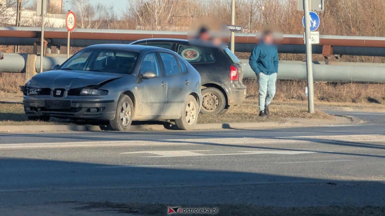 Wypadek na skrzyżowaniu Kołobrzeskiej i Bohaterów Westerplatte [20.02.2025] - zdjęcie #2 - eOstroleka.pl