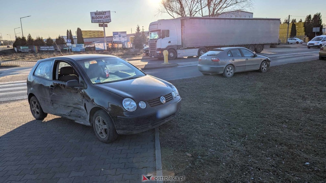 Wypadek na skrzyżowaniu Kołobrzeskiej i Bohaterów Westerplatte [20.02.2025] - zdjęcie #1 - eOstroleka.pl