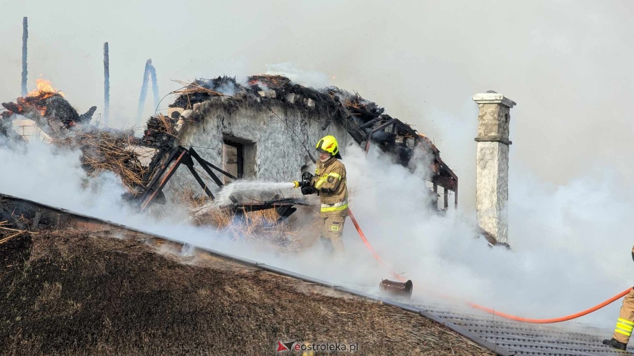 Pożar restauracji w Łodziskach [21.02.2025] - zdjęcie #26 - eOstroleka.pl