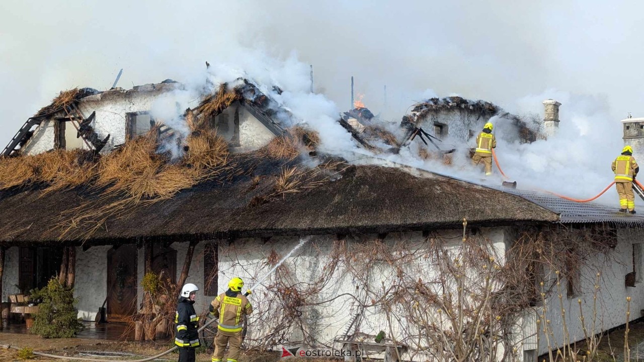 Pożar restauracji w Łodziskach [21.02.2025] - zdjęcie #13 - eOstroleka.pl