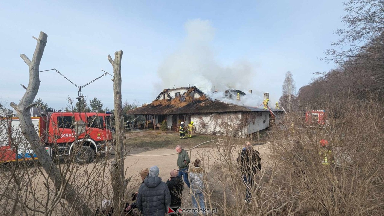 Pożar restauracji w Łodziskach [21.02.2025] - zdjęcie #12 - eOstroleka.pl