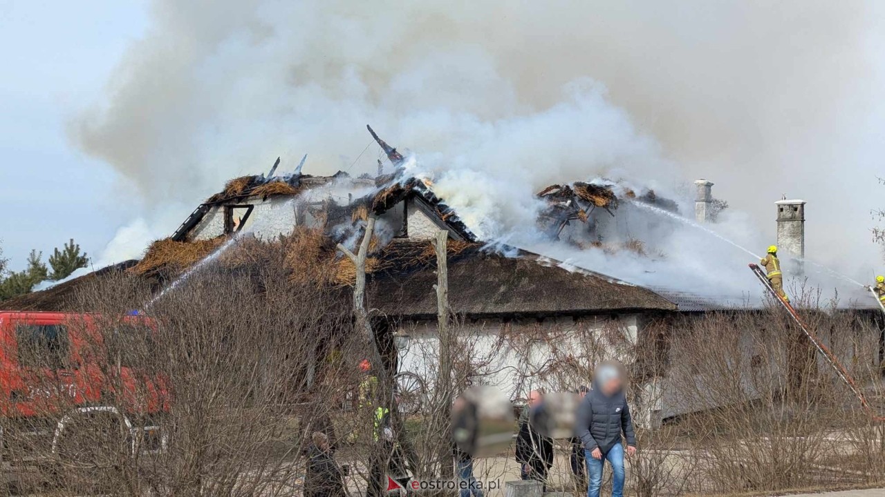 Pożar restauracji w Łodziskach [21.02.2025] - zdjęcie #30 - eOstroleka.pl