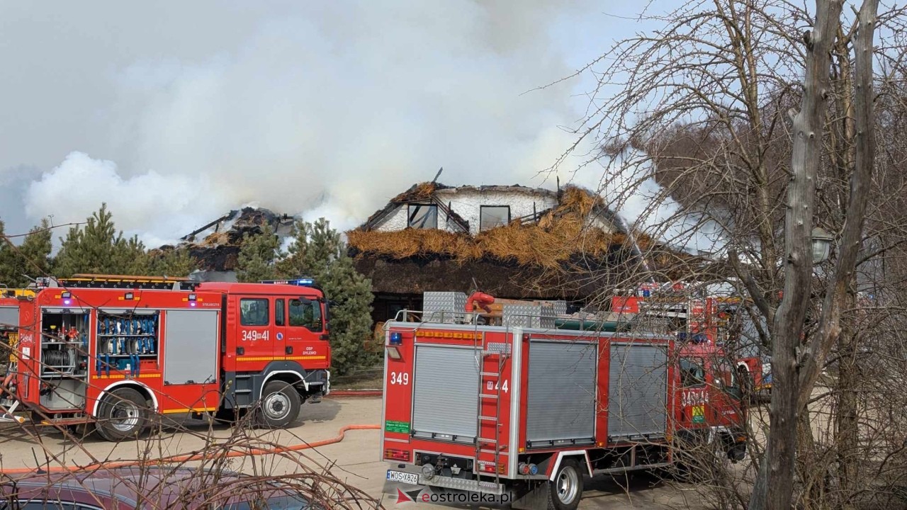 Pożar restauracji w Łodziskach [21.02.2025] - zdjęcie #10 - eOstroleka.pl