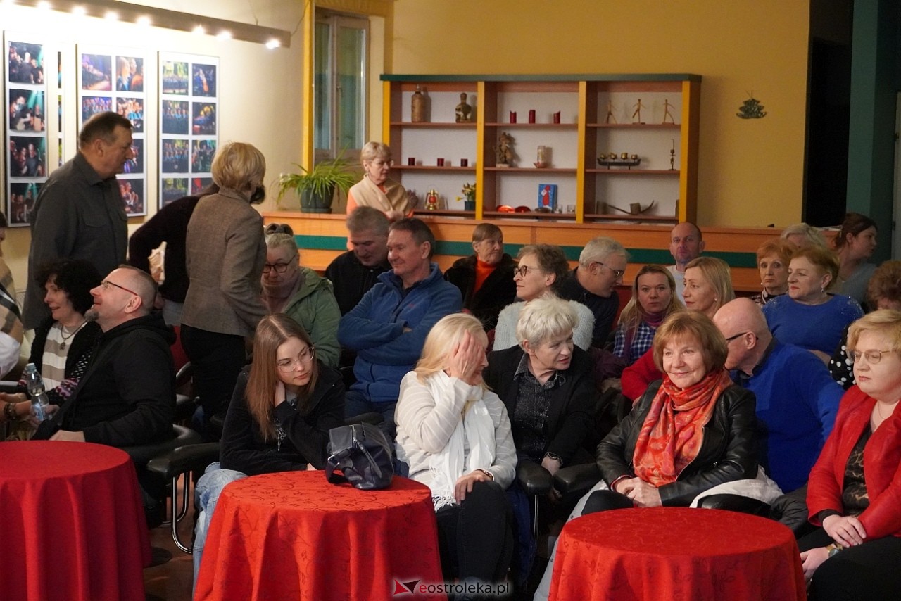 Koncert grupy wokalnej Trzecie Zwrotki Z serca śpiewane, piosenki wybrane [21.02.2025] - zdjęcie #15 - eOstroleka.pl