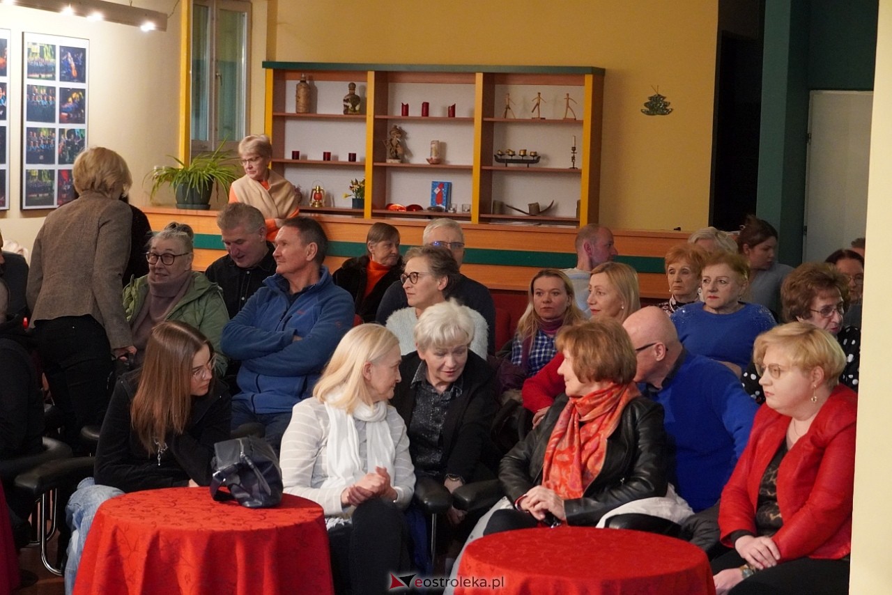 Koncert grupy wokalnej Trzecie Zwrotki Z serca śpiewane, piosenki wybrane [21.02.2025] - zdjęcie #14 - eOstroleka.pl