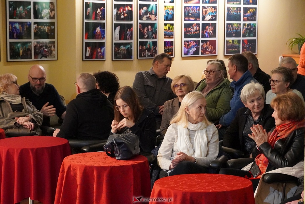 Koncert grupy wokalnej Trzecie Zwrotki Z serca śpiewane, piosenki wybrane [21.02.2025] - zdjęcie #13 - eOstroleka.pl