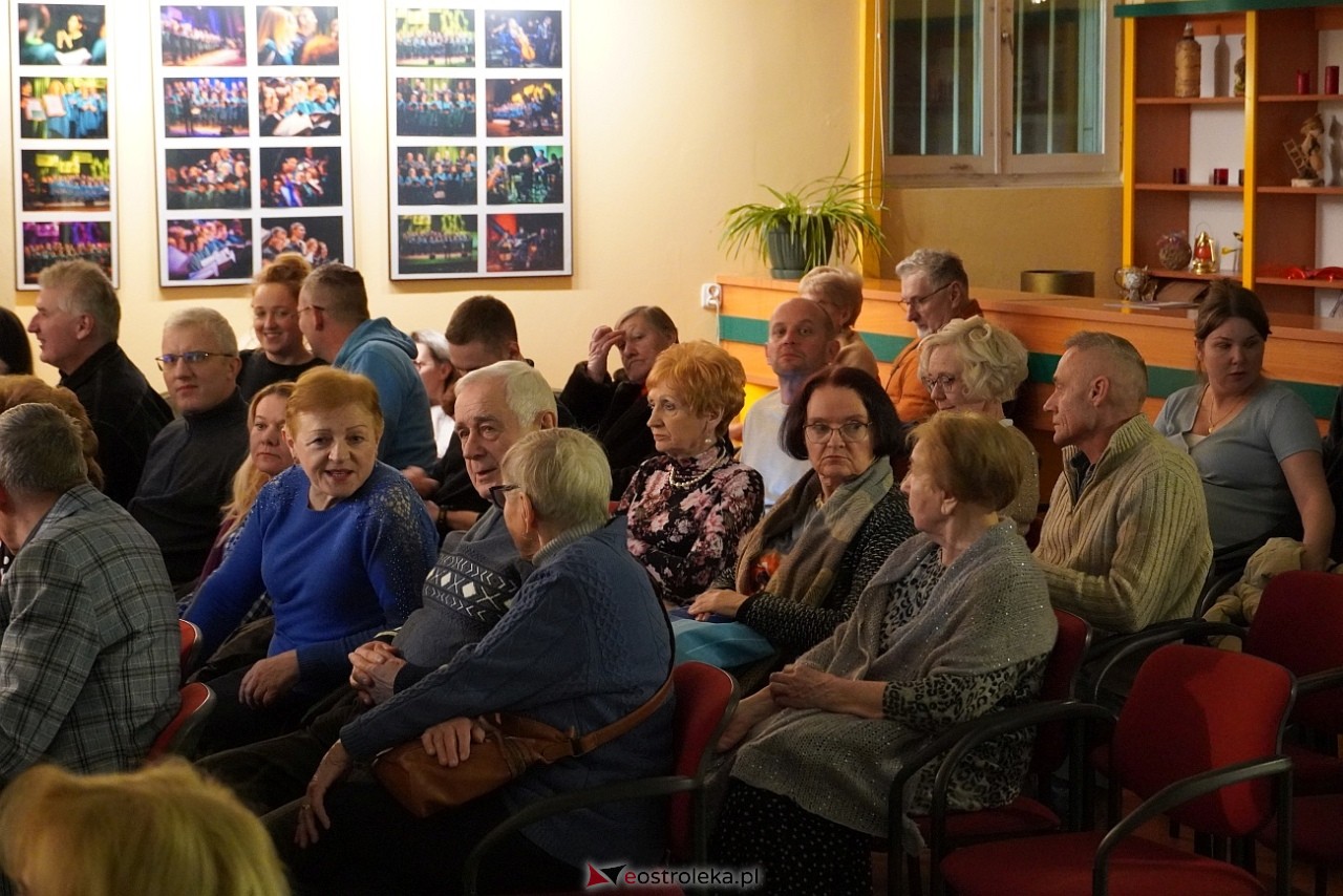 Koncert grupy wokalnej Trzecie Zwrotki Z serca śpiewane, piosenki wybrane [21.02.2025] - zdjęcie #11 - eOstroleka.pl