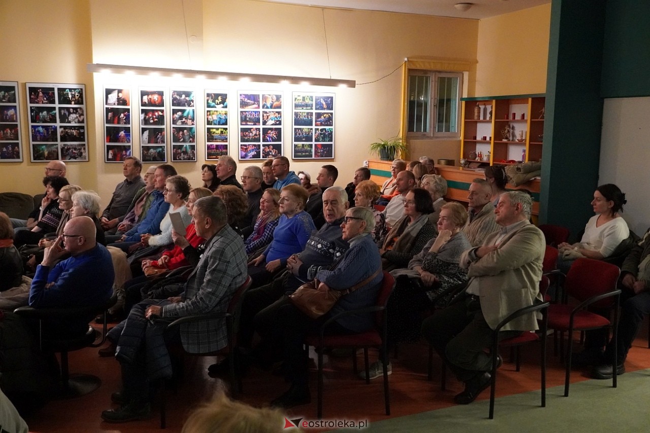 Koncert grupy wokalnej Trzecie Zwrotki Z serca śpiewane, piosenki wybrane [21.02.2025] - zdjęcie #2 - eOstroleka.pl