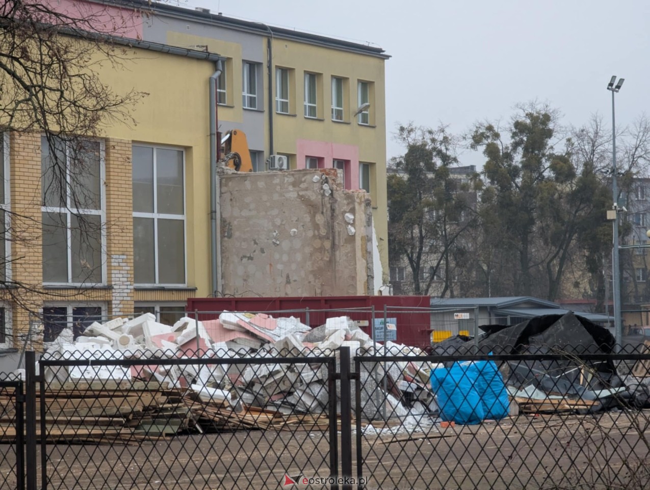 Prace rozbiórkowe przy SP 6 ruszyły [25.02.2025] - zdjęcie #8 - eOstroleka.pl