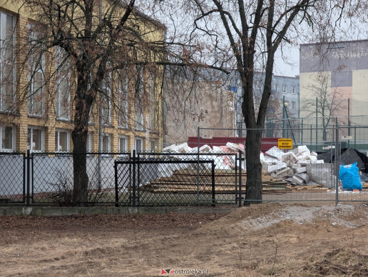 Prace rozbiórkowe przy SP 6 ruszyły [25.02.2025] - zdjęcie #7 - eOstroleka.pl