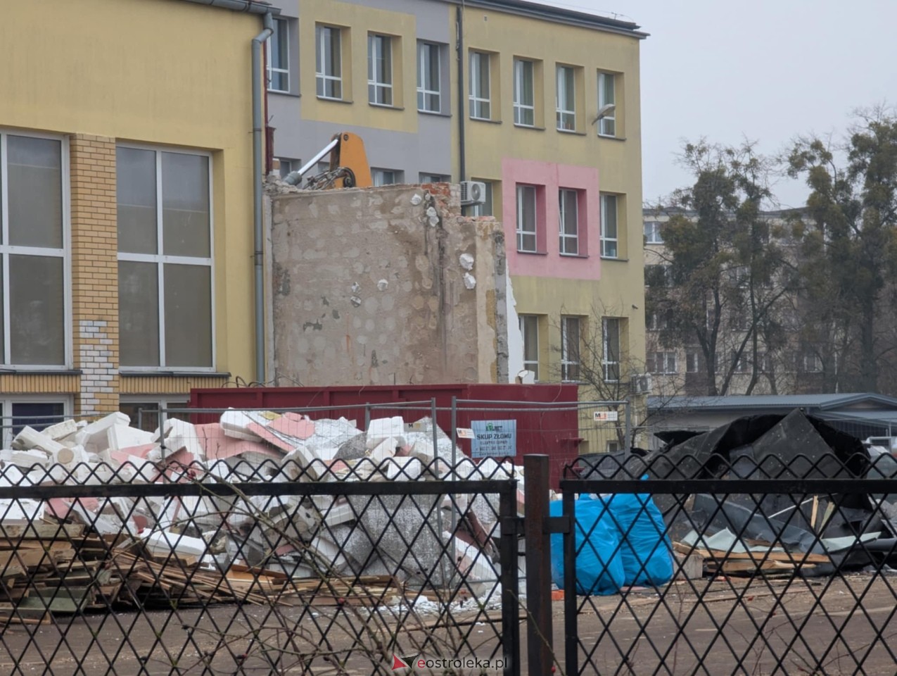 Prace rozbiórkowe przy SP 6 ruszyły [25.02.2025] - zdjęcie #4 - eOstroleka.pl