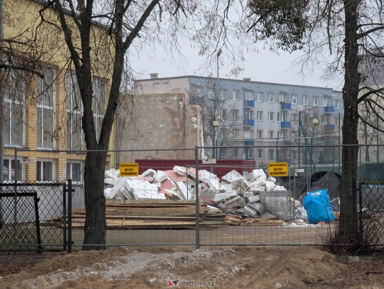 Prace rozbiórkowe przy SP 6 ruszyły [25.02.2025] - zdjęcie #2 - eOstroleka.pl