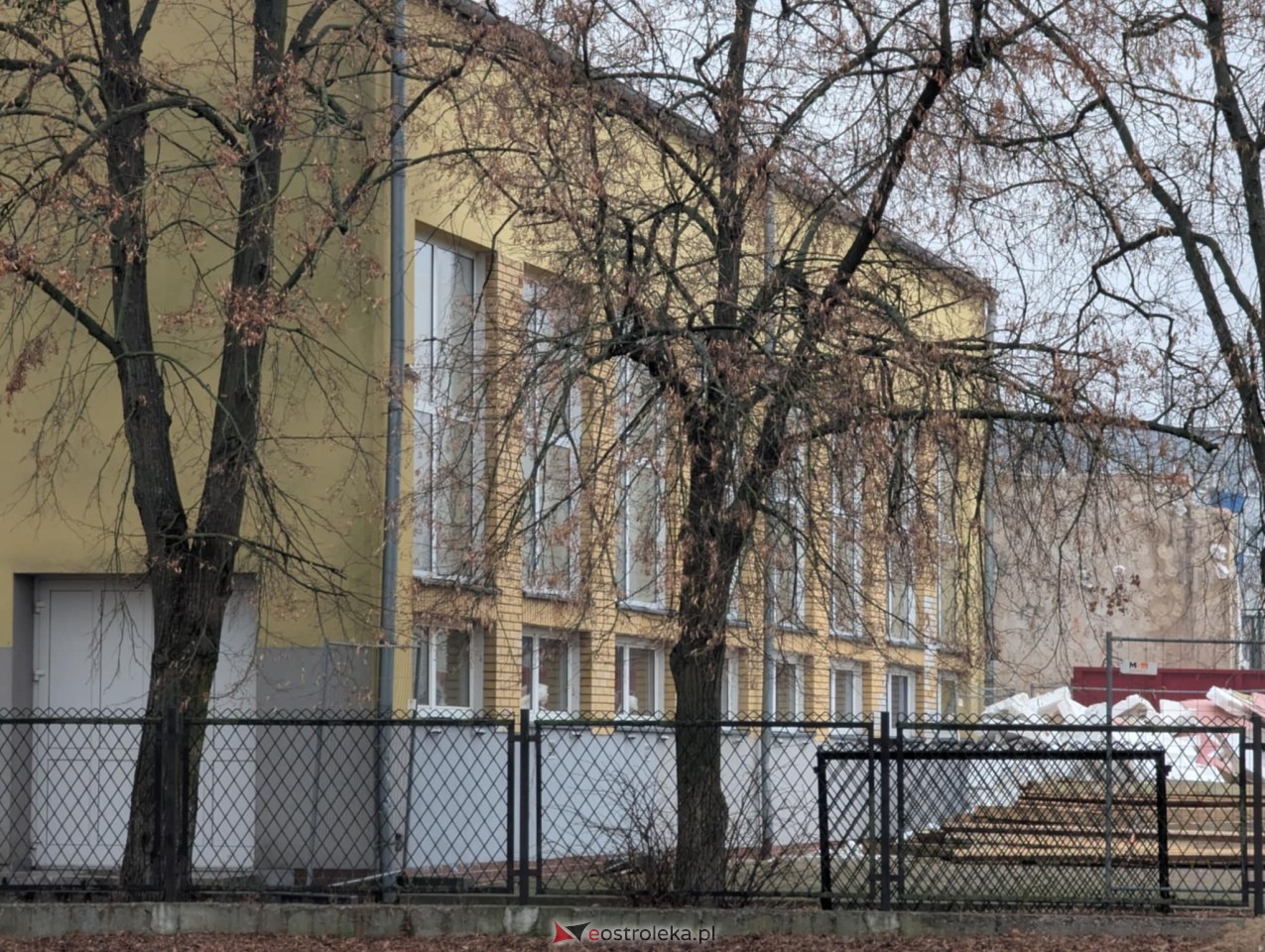 Prace rozbiórkowe przy SP 6 ruszyły [25.02.2025] - zdjęcie #1 - eOstroleka.pl