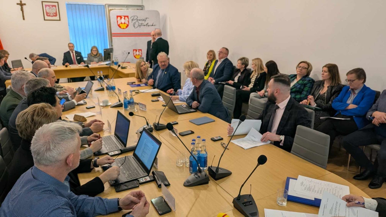Sesja rady powiatu ostrołęckiego [25.02.2025] - zdjęcie #10 - eOstroleka.pl
