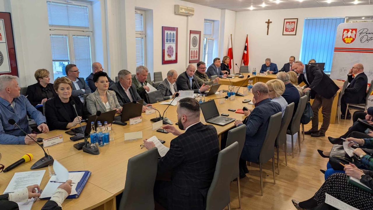 Sesja rady powiatu ostrołęckiego [25.02.2025] - zdjęcie #9 - eOstroleka.pl