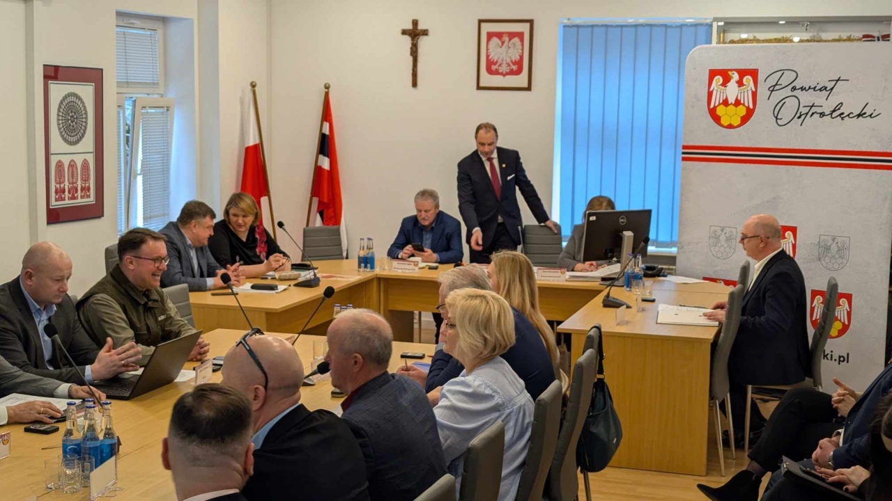 Sesja rady powiatu ostrołęckiego [25.02.2025] - zdjęcie #3 - eOstroleka.pl