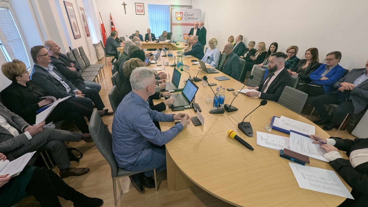 Sesja rady powiatu ostrołęckiego [25.02.2025] - zdjęcie #8 - eOstroleka.pl