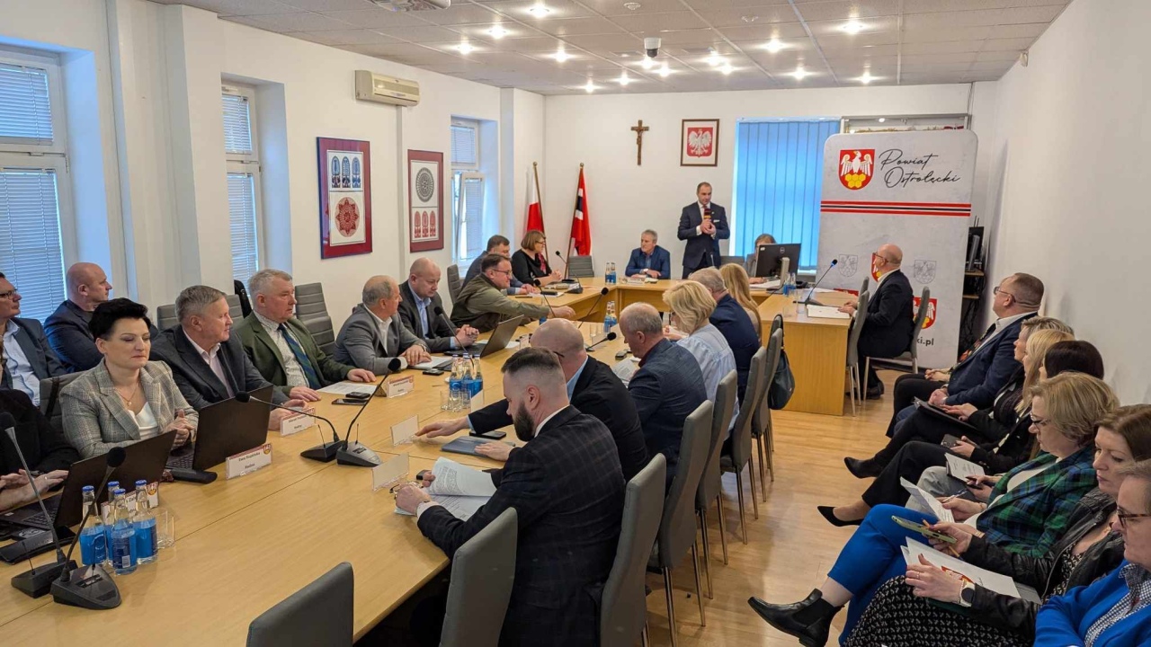 Sesja rady powiatu ostrołęckiego [25.02.2025] - zdjęcie #1 - eOstroleka.pl