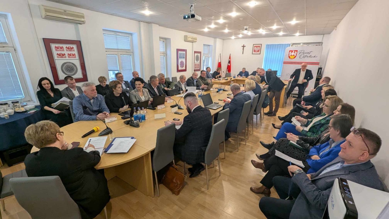 Sesja rady powiatu ostrołęckiego [25.02.2025] - zdjęcie #11 - eOstroleka.pl