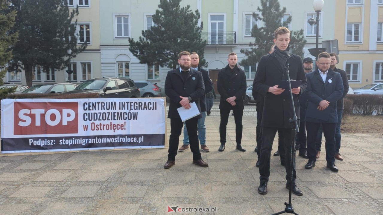 Konferencja Konferedacji w sprawie Centrum Integracji Cudzoziemców [26.02.2025] - zdjęcie #20 - eOstroleka.pl