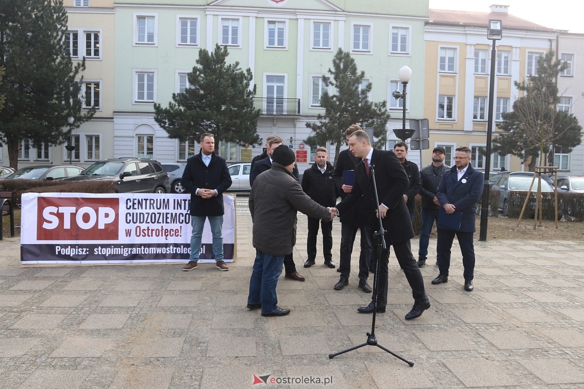 Konferencja Konferedacji w sprawie Centrum Integracji Cudzoziemców [26.02.2025] - zdjęcie #19 - eOstroleka.pl