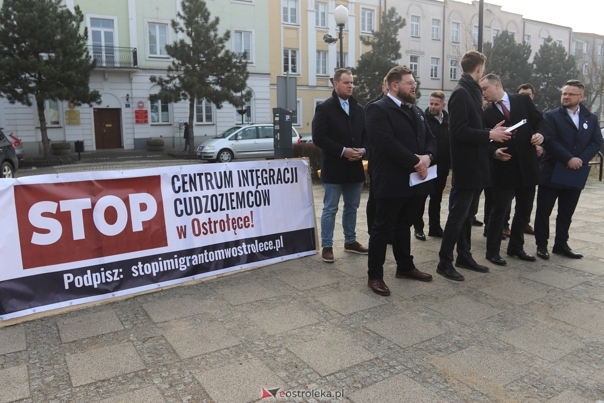 Konferencja Konferedacji w sprawie Centrum Integracji Cudzoziemców [26.02.2025] - zdjęcie #17 - eOstroleka.pl