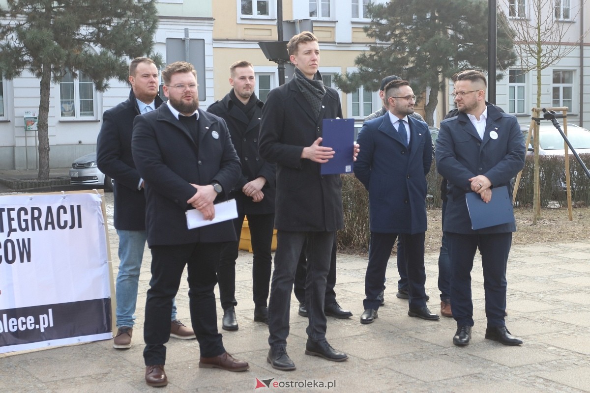 Konferencja Konferedacji w sprawie Centrum Integracji Cudzoziemców [26.02.2025] - zdjęcie #16 - eOstroleka.pl